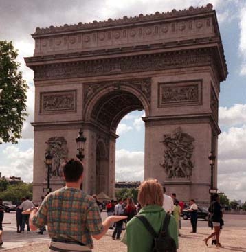 Μυστήριος εκρηκτικός μηχανισμός αναστατώνει το Παρίσι