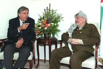 Απορρίπτει τριμερή συνάντηση ΗΠΑ-Ισραήλ-Παλαιστινίων ο Αραφάτ