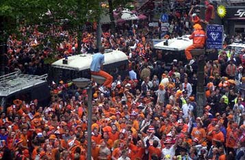 Η Ολλανδία δίδαξε ποδόσφαιρο αναφωνεί ο Τύπος στη χώρα της τουλίπας