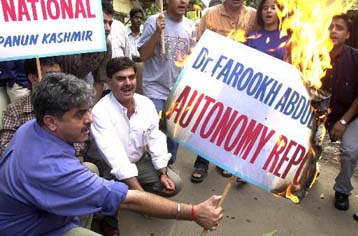 Το Κοινοβούλιο του Κασμίρ ψηφίζει υπέρ της αυτονομίας του κρατιδίου