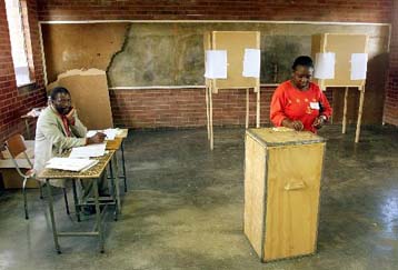 Εκλεισαν οι κάλπες στη Ζιμπάμπουε – Μεγάλη η συμμετοχή των ψηφοφόρων