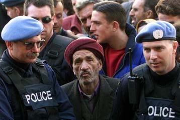 Οι μετριοπαθείς Σέρβοι επιστρέφουν στη μεταβατική διοίκηση του Κοσόβου