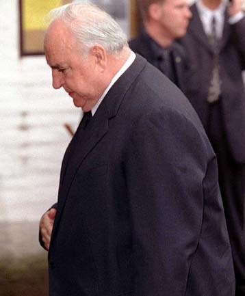 Σφίγγει ο κλοιός γύρω από τον Κολ για το σκάνδαλο των παράνομων χρηματοδοτήσεων