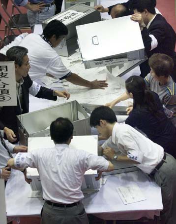 Νίκη του κυβερνητικού συνασπισμού της Ιαπωνίας δείχνουν τα πρώτα exit-poll