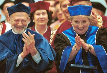 Στην Πολωνία η Ολμπράιτ για τη Διεθνή Διάσκεψη της Δημοκρατίας