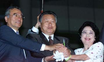 Ανοιξαν οι κάλπες στην Ιαπωνία – Φαβορί ο Γιοσίρο Μόρι βάσει των δημοσκοπήσεων