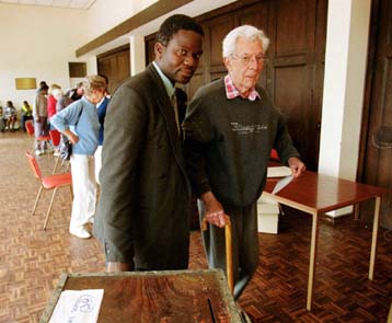 Υψηλή συμμετοχή αλλά και εκφοβισμοί ψηφοφόρων στις εκλογές στη Ζιμπάμπουε