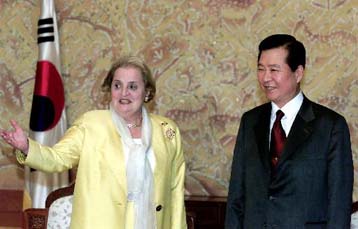 Παραμένουν οι Αμερικανοί στρατιώτες στη Β.Κορέα, επαναλαμβάνει η Ολμπράιτ από τη Σεούλ