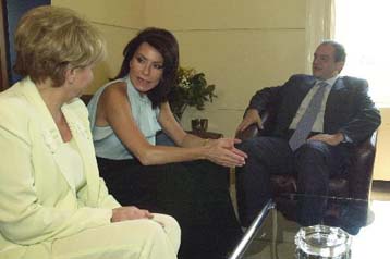 Πρώτη συνάντηση της νέας εκτελεστικής επιτροπής 2004 – Συνάντηση Αγγελοπούλου-Καραμανλή