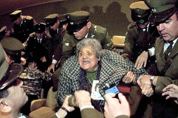 Το θέμα των αγνοουμένων της εποχής Πινοσέτ αναστατώνει ακόμη τη Χιλή