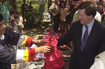 ΝΑΤΟ και Βελιγράδι διαψεύδουν τα σενάρια απομάκρυνσης του Μιλόσεβιτς