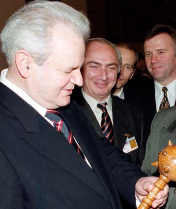 Διαψεύδει το ΥΠΕΞ τα περί ελληνικής διαμεσολάβησης στην απομάκρυνση Μιλόσεβιτς