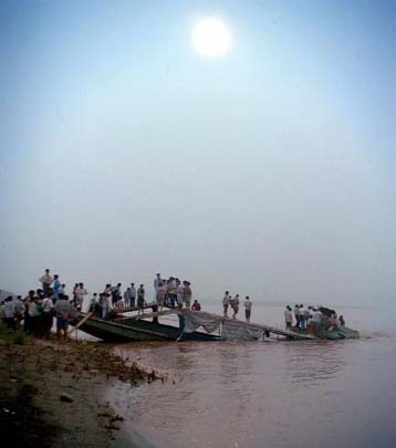 Αγνοείται η τύχη 180 ατόμων σε ναυάγιο κινεζικού πλοίου