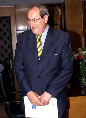 Παραιτήθηκε από το 2004 ο Μπακούρης, αναλαμβάνει ο Πέτρος Συναδινός