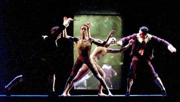 Η ομάδα χορού Εμμέλεια στο θέατρο Κήπου της Θεσσαλονίκης