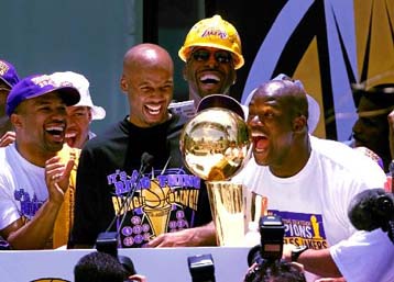 Αποθέωση των Λέικερς στους δρόμους του ΛΑ