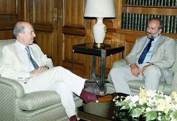 Ο πρωθυπουργός ενημέρωσε την ΠΑΣΕΓΕΣ και τη ΓΣΕΒΕΕ για την ένταξη στην ΟΝΕ