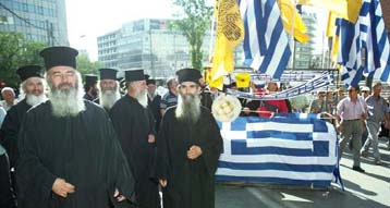 Οταν το ράσο γίνεται σημαία τότε η νίκη είναι βεβαία το σύνθημα της λαοσύναξης στην Αθήνα