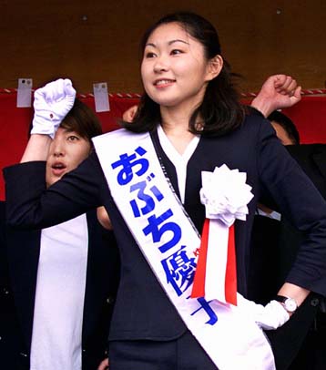 Ζει και βασιλεύει η οικογενειοκρατία στην πολιτική σκηνή της Ιαπωνίας