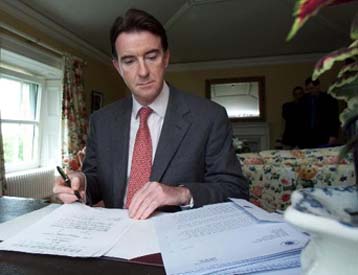 Βρέθηκε εκρηκτικός μηχανισμός στην κατοικία του Βρετανού υπουργού Β.Ιρλανδίας Π.Μάντελσον