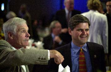 Επεκτείνει την έρευνά της η Κομισιόν για το γάμο Time Warner-AOL