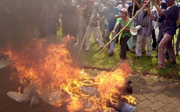 Εκατοντάδες νεκροί από συγκρούσεις χριστιανών και μουσουλμάνων στην Ινδονησία