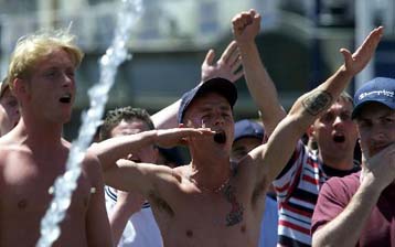 Μαχαιρώθηκε Αγγλος φίλαθλος – Συνεχίστηκαν τα επεισόδια