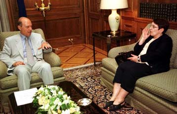 Διαδοχικές συναντήσεις του πρωθυπουργού με Παπαρήγα και Κωνσταντόπουλο