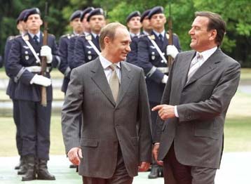 Οικονομία και άμυνα στην ατζέντα της συνάντησης Σρέντερ και Πούτιν