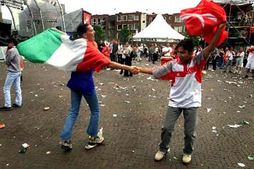 Σύμπνοια Αγγλων-Ιταλών χούλιγκαν για επιθέσεις σε τουρκικούς στόχους