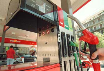 Μικρή μείωση στην τιμή της βενζίνης, ύστερα από αρκετές εβδομάδες