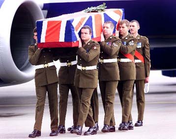 Νέα έκκληση της χήρας του Σόντερς για σύλληψη των δολοφόνων του συζύγου της