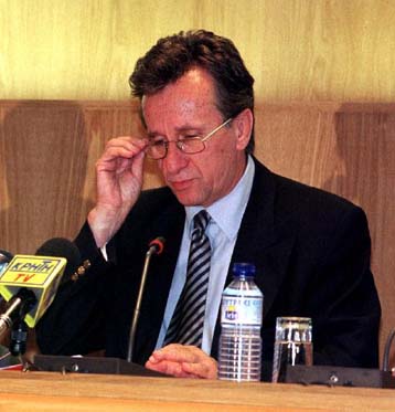 Σε πέντε φάσεις η μετατροπή του δημόσιου χρέους σε ευρώ