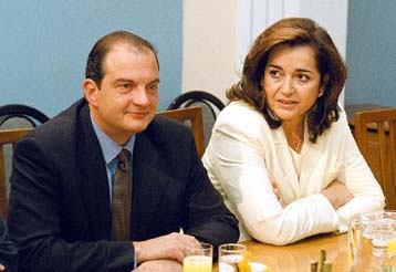 Καραμανλής-Μπακογιάννη αντιμέτωποι στη συνεδρίαση των τομεαρχών