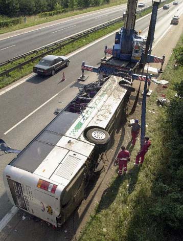 Τέσσερις Τσέχοι και ένας Γερμανός τραυματίστηκαν σοβαρά από ανατροπή λεωφορείου