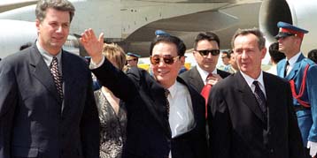 Σύσφιγξη των σχέσεων Γιουγκοσλαβίας-Κίνας σηματαδοτεί η επίσκεψη Λι Πενγκ στο Βελιγράδι