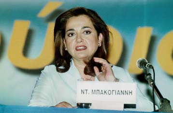 Κριτικής συνέχεια από τη Μπακογιάννη – Θετική η δημοσκόπηση της V-PRC για τον Καραμανλή