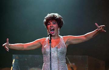 Στη Θεσσαλονίκη η Σίρλεϊ Μπάσεϊ στις 30 Αυγούστου