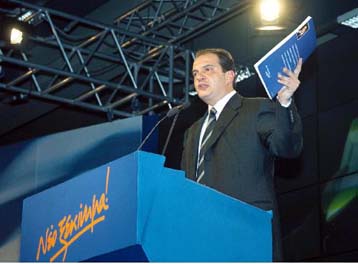 Επίθεση Καραμανλή στους εσωκομματικούς του αντιπάλους και σε εξωθεσμικά κέντρα