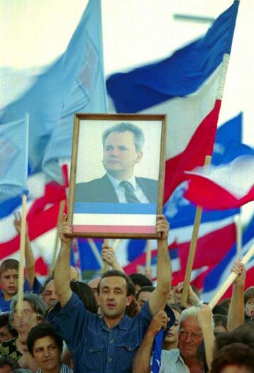 Προωθεί συνταγματική μεταρρύθμιση προς όφελός του ο Μιλόσεβιτς