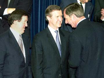 Εφ όλης της ύλης συνομιλίες είχαν την Πέμπτη οι υπουργοί Αμυνας του χωρών του ΝΑΤΟ