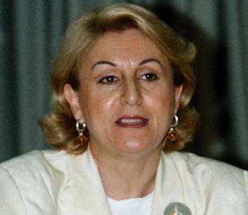 Προσβλητικές ερωτήσεις και δίωρη κράτηση της ευρωβουλευτού Α.Καραμάνου στις ΗΠΑ