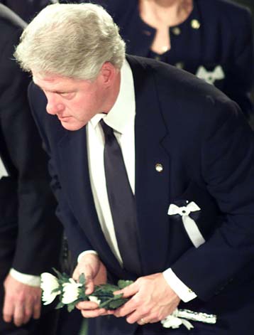 Ηγέτες και απλός λαός συνόδευσαν στην τελευταία του κατοικία τον Ομπούτσι