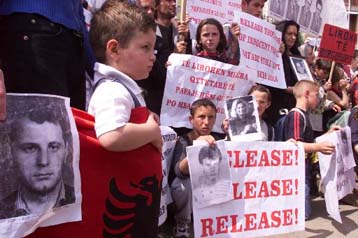 Πάνω από 3.000 οι αγνοούμενοι στο Κόσοβο – Δολοφονήθηκε στενός συνεργάτης του Κάρατζιτς