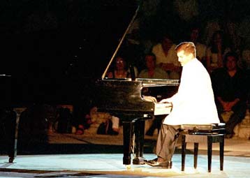 Θετικά σχόλια από τον τουρκικό Τύπο για τη συναυλία του Δ.Σγούρου στην Αγκυρα