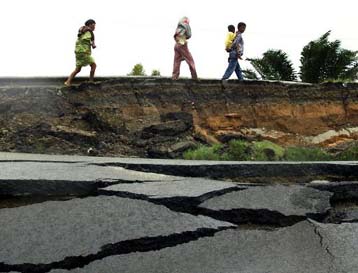Αυξάνονται οι νεκροί από το δολοφονικό σεισμό των 7,9 ρίχτερ στην Ινδονησία