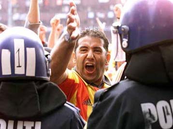 Μέτωπο Αγγλων και Γερμανών χούλιγκαν κατά Τούρκων