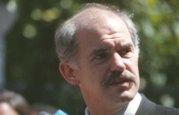 Να πέσουν οι τόνοι στο θέμα των ταυτοτήτων ζητεί ο Γ.Παπανδρέου