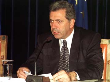 Επιστροφή στην κεντρική πολιτική σκηνή προαναγγέλλει ο Δ.Αβραμόπουλος