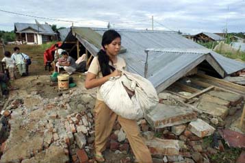 Εκκληση για βοήθεια απευθύνει η Ινδονησία μετά το χτύπημα του Εγκέλαδου – Αυξάνονται οι νεκροί
